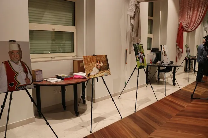Ekspozitë fotografike “Përtej kostumeve” – Print kuruar nga EJAlbum